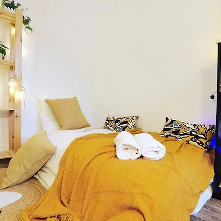 Sunny Eiffel Tower Nearby Elevator N16-4 París