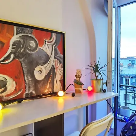 Sunny Eiffel Tower Nearby Elevator N16-4